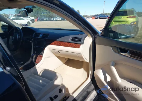 2013 Volkswagen Passat 3.6L V6 Sel Premium z USA, uszkodzony, nr VIN 1VWCM7A31DC012002